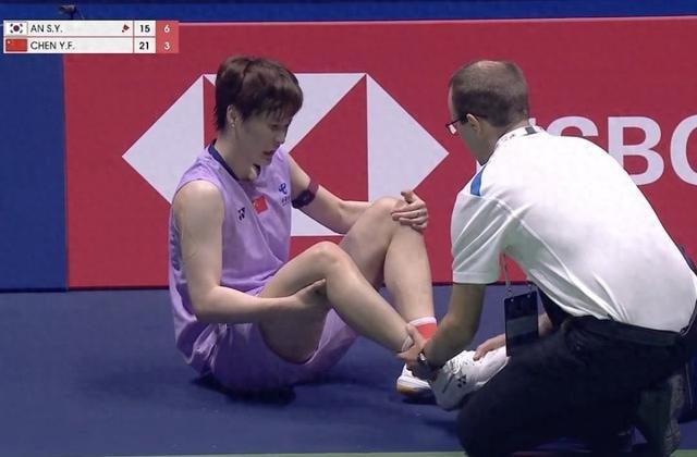 星空体育官网下载-太不容易了！陈雨菲第二局回球时不慎崴脚，但坚持比赛最终晋级